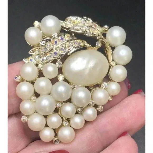 Vintage Baroque Pearl Gold Tone AB Aurora Borealis Rhinestone Brooch READ - Picture 6 of 11